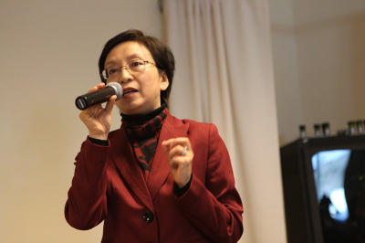 中國僑網(wǎng)NECINA就業(yè)博覽會,移民律師潘雅然主講最新的移民法律。(美國《世界日報》/俞國梁 攝)