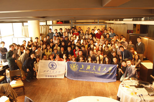 中國僑網(wǎng)校友合影。(日本新華僑報(bào)網(wǎng))