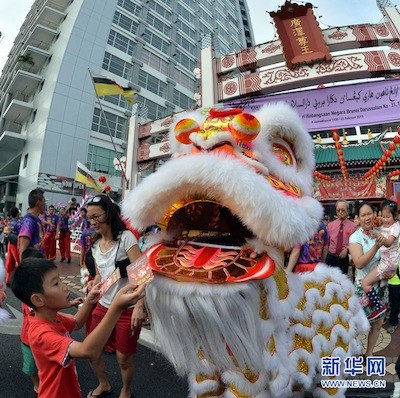 中國僑網(wǎng)文萊華人舞獅舞龍歡度春節(jié)。杰弗里·黃 攝