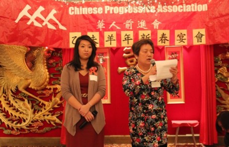 中國(guó)僑網(wǎng)華人前進(jìn)會(huì)春宴上,共同主席湯建華(右)和許明珠(左)進(jìn)行會(huì)務(wù)報(bào)告。(美國(guó)《世界日?qǐng)?bào)》/劉晨懿之 攝)