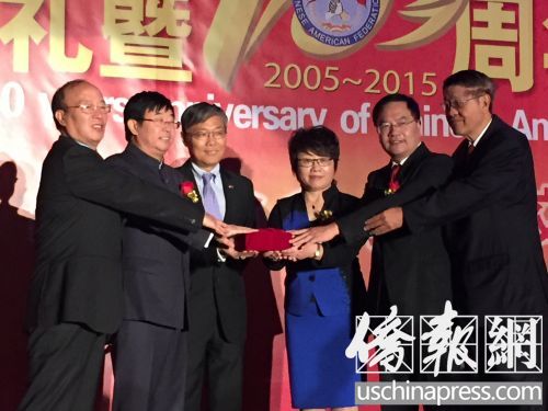 中國僑網(wǎng)總領(lǐng)事劉?。ㄗ笕┮娮C了美華總新老會長的交接儀式。(美國《僑報》/高睿 攝)