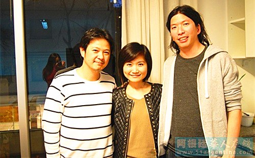 中國僑網(wǎng)記者廖燕斌(中)專訪《仿冒市場》電影導演許煌(右)和主演黃勝煌(左)。