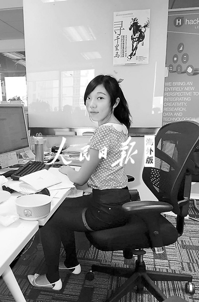 閆晴在國內(nèi)找到了一份實(shí)習(xí)工作，將她在課堂上學(xué)到的知識應(yīng)用于實(shí)踐。