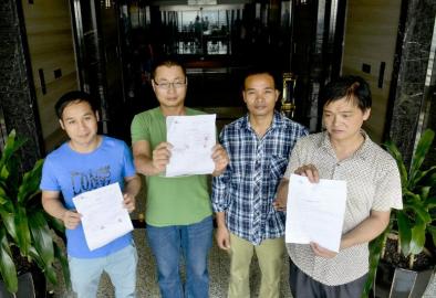 7月8日，從幾內(nèi)亞務工回國的工人在成都華盛天筑裝飾有限公司門口討薪。（呂甲