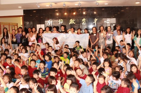 “支持北京張家口申冬奧”系列活動(dòng)7日于華夏中文學(xué)校展開，邀請到中文學(xué)校的小朋友一同參與，支持申冬奧！（美國《世界日報(bào)》/郭宗岳