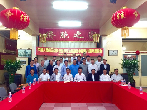 參加座談會(huì)的法國(guó)華社負(fù)責(zé)人合影。（法國(guó)《歐洲時(shí)報(bào)》/孔帆