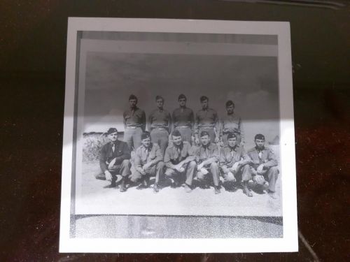 美籍華裔容兆珍(前排右一)與他的美國(guó)戰(zhàn)友。(美國(guó)《僑報(bào)》/張苗