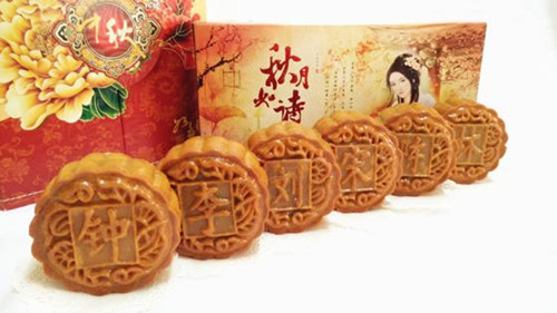 一字排開的姓氏月餅不僅極具巧思﹐賣相也很誘人。(法國《歐洲時(shí)報(bào)》援引馬來西亞《詩華日報(bào)》)