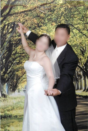 涉嫌假結(jié)婚的夫妻二人結(jié)婚照。(美國(guó)《僑報(bào)》)