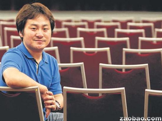 中國(guó)年輕象棋大師黨斐要在新加坡創(chuàng)下1對(duì)25吉尼斯蒙目棋世界紀(jì)錄。(新加坡《聯(lián)合早報(bào)》/林國(guó)明