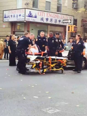 九歲華裔男孩放學(xué)路上被車撞,兩腿骨折。(目擊者提供)