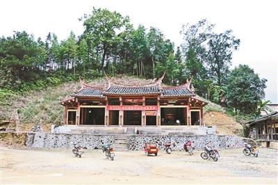 供奉章公祖師肉身佛的祠堂,掛著盼佛像早日歸國(guó)的橫幅供圖/林文青