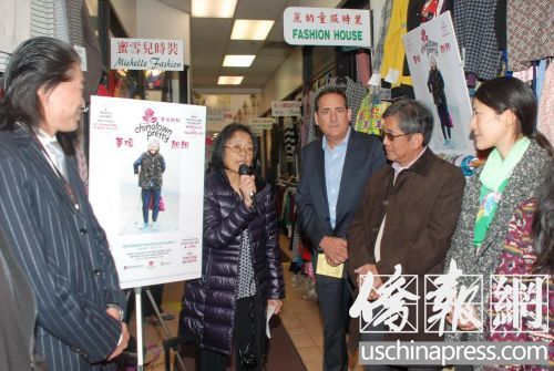 華協(xié)中心資深社區(qū)組織員林梁淑萍(左二)向大家介紹“第二屆中國(guó)城購(gòu)物”參加辦法。(美國(guó)《僑報(bào)》/吳卓明
