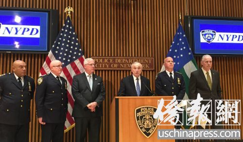 紐約市警總局局長(zhǎng)布拉頓介紹11月犯罪率。(美國(guó)《僑報(bào)》/蘇夏竹