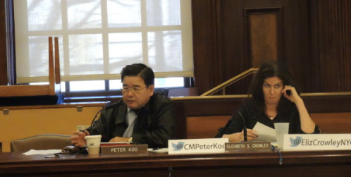 顧雅明(左)建議市民卡收費。(美國《世界日報》/高夢梓