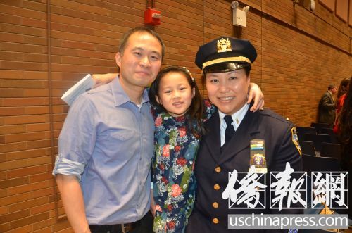 陳燕芳與丈夫以及女兒的溫馨合影。(僑報(bào)記者陳辰攝)