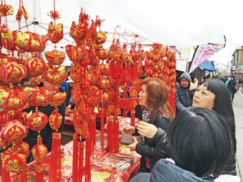 民眾挑選新年掛飾。(美國《世界日報》/王湛