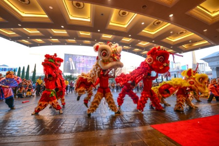 舞獅舞龍是賭城式的歡慶中國新年必備場景。(凱撒宮賭場提供)