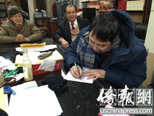一名中年華裔張姓男子14日走到聯(lián)成公所簽名捐款支持梁彼得。(美國《僑報(bào)》/葉永康