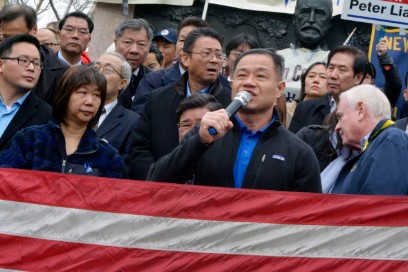 紐約市前華裔主計(jì)長(zhǎng)劉醇逸日前參加挺梁集會(huì),高呼口號(hào)“不當(dāng)替罪羊”。(美國(guó)《世界日?qǐng)?bào)》/俞姝含