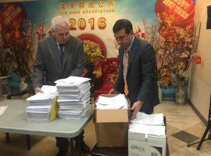羅佰能(右)從聯(lián)成公所搬走請愿書,準備寄給法官與檢察官。(美國《世界日報》/高夢梓