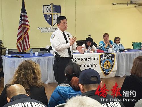 紐約市警72分局8日舉行警民會議,局長吳銘恒介紹近日警情并回答民眾提問。(美國《僑報》/高詩云
