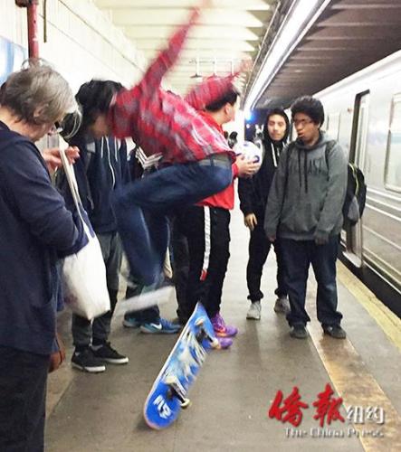 在格蘭街地鐵站玩滑板車的青少年。(美國(guó)《僑報(bào)》)