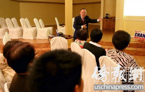 市議員候選人張勝雄在講解市府通過的城市建筑規(guī)定修正議案。(美國(guó)《僑報(bào)》/邱晨