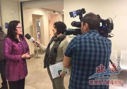 圖為julia在會(huì)議之后接受