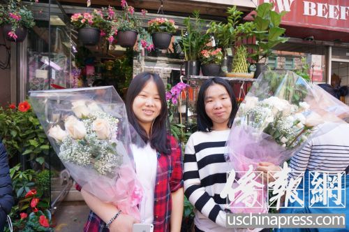 手捧母親節(jié)鮮花的華裔少女。(美國《僑報》/陳辰