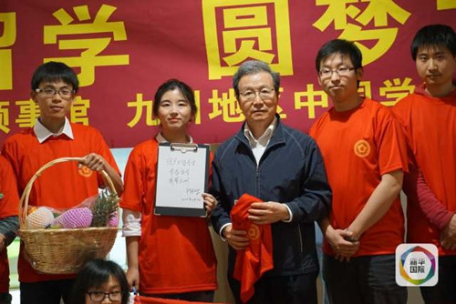 圖為中國駐日大使程永華在熊本地震災區(qū)看望中國留學生。