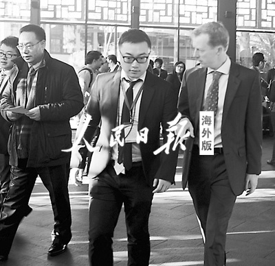 作者(右二)在一次活動上介紹“一帶一路”。