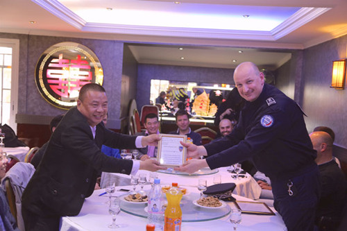 赫貢向美麗城聯(lián)合商會會長姜金玉頒發(fā)捐贈證書。(《歐洲時報》/孔帆