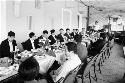 圖為德國(guó)華僑華人和平統(tǒng)一促進(jìn)會(huì)聚餐。