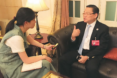 圖為張昭和(右)接受本報(bào)記者采訪。