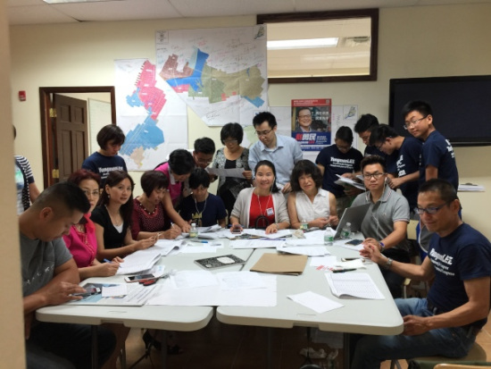 利勇民競選辦公室義工正在積極動(dòng)員選民投票。(美國《世界日?qǐng)?bào)》/黃伊奕