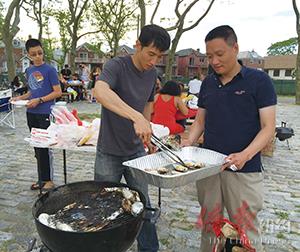 圖為華康會在曼哈頓海灘舉行燒烤活動慶祝獨(dú)立日。(美國《僑報(bào)》/崔國萁