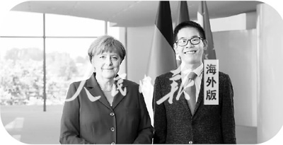 楊祺軒與德國(guó)總理默克爾采訪后留影
