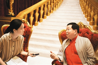 圖為本報(bào)記者采訪嚴(yán)彬(右)。