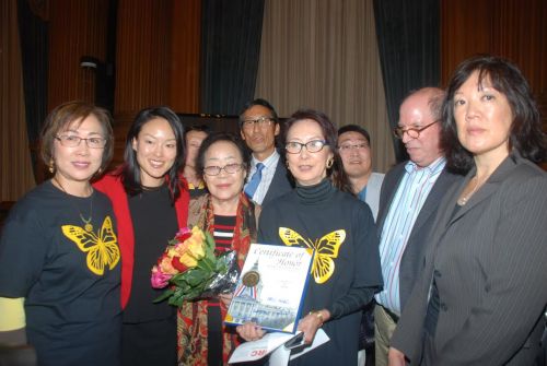 舊金山市議員馬兆光和金貞妍向韓國(guó)慰安婦幸存者李容洙老人致贈(zèng)鮮花和紀(jì)念狀。(美國(guó)《僑報(bào)》供圖)