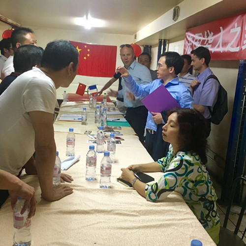 孫文雄(右排右2)在座談會上發(fā)言。(法國《歐洲時報》/孔帆
