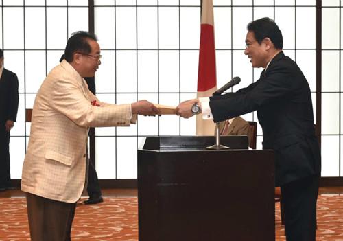 岸田文雄外務大臣為劉洪友頒獎。(日本《中文導報》)