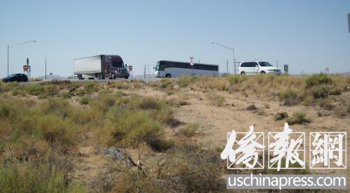 事發(fā)當(dāng)日,商務(wù)車應(yīng)大致在照片中旅游大巴停留的附近地段,一直被撞擊至照片前方這片空地附近。(美國(guó)《僑報(bào)》/章寧