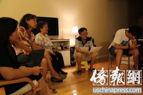 十幾位小區(qū)華裔居民一起向記者反映小區(qū)治安一團糟的情況。(美國《僑報》/高睿