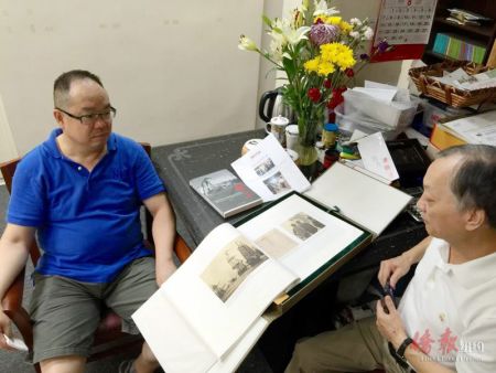 趙文笙與聯成副主席呂堅強翻閱有關華工書籍的內容。(美國《僑報》/葉永康