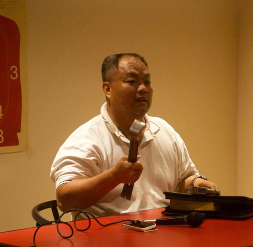Jim梁展示可常備車(chē)內(nèi)用于防身的物品。(美國(guó)《世界日?qǐng)?bào)》/陳開(kāi)