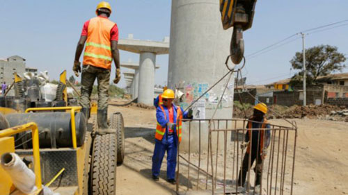 目前,有數(shù)以千計的中國工人參與肯尼亞的公路和鐵路建設(shè)項目。
