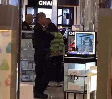 洛杉磯國際機場的工作人員拍攝中國女游客被逮捕的畫面。(美國《世界日報》資料圖)