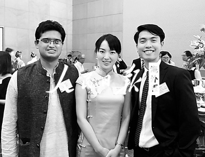 圖為曲季(中)在大塚敏美育英獎學(xué)財團2016年獎學(xué)金認(rèn)定式現(xiàn)場和共同獲得獎學(xué)金的同學(xué)合影。