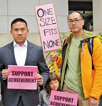 華裔民眾抗議學區(qū)數(shù)學改革。(美國《世界日報》/王湛